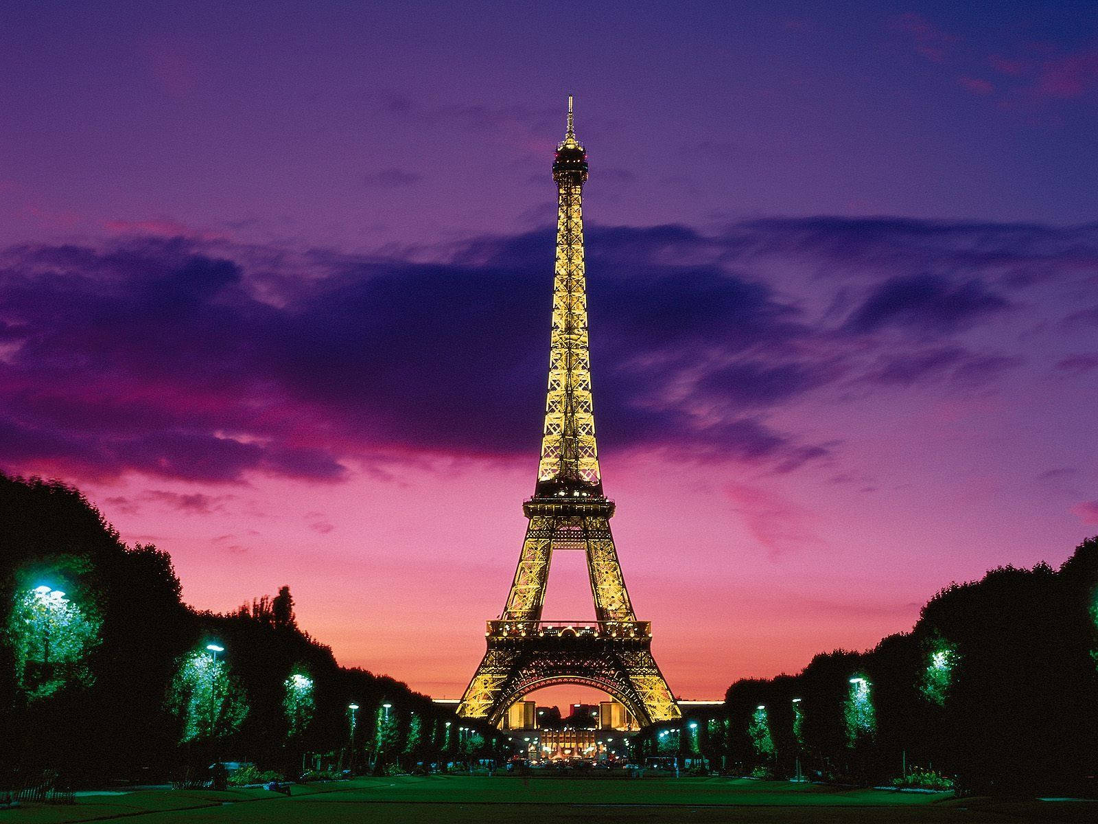 Mesmerizing Eiffel Tower Wallpaper for Desktop and Mobile