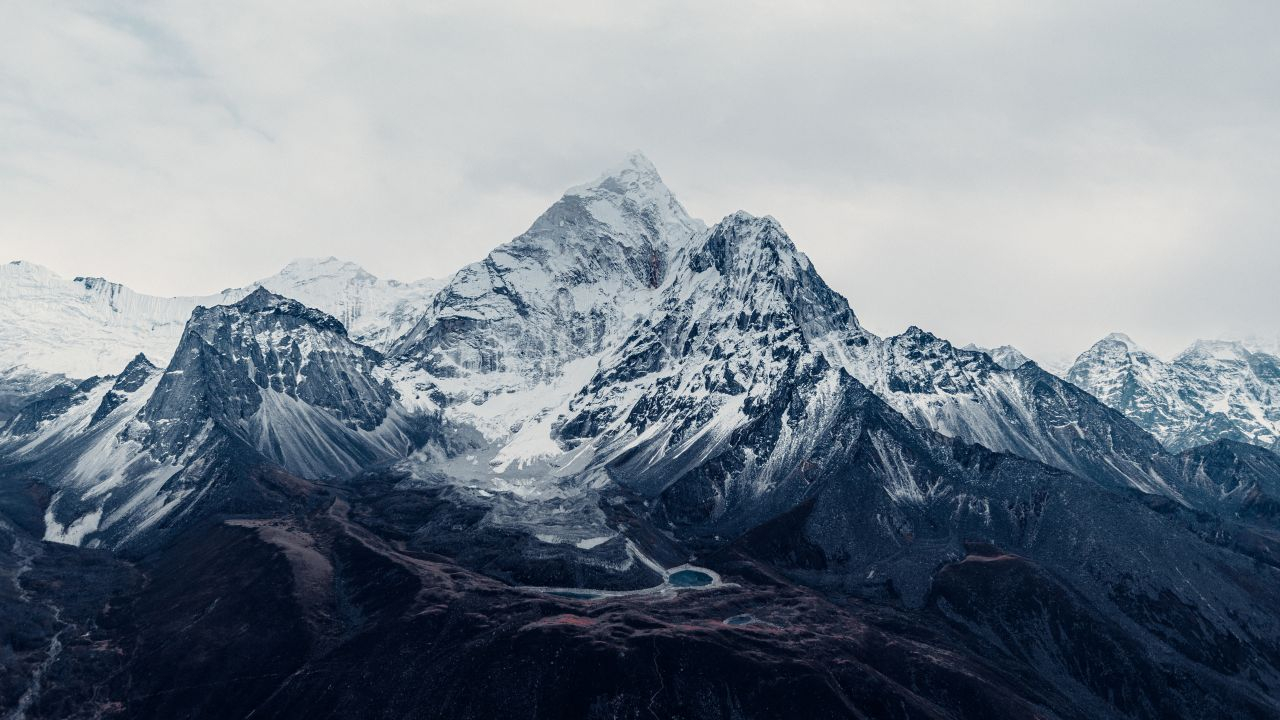 Scenic Wallpaper of Mount Everest for Desktop and Mobile