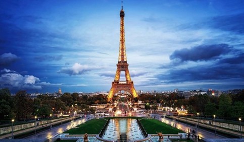 eiffel tower at night with lights