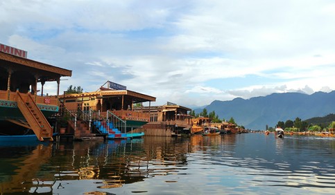 kashmir dal lake houseboats