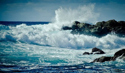 ocean waves crashing on rocks